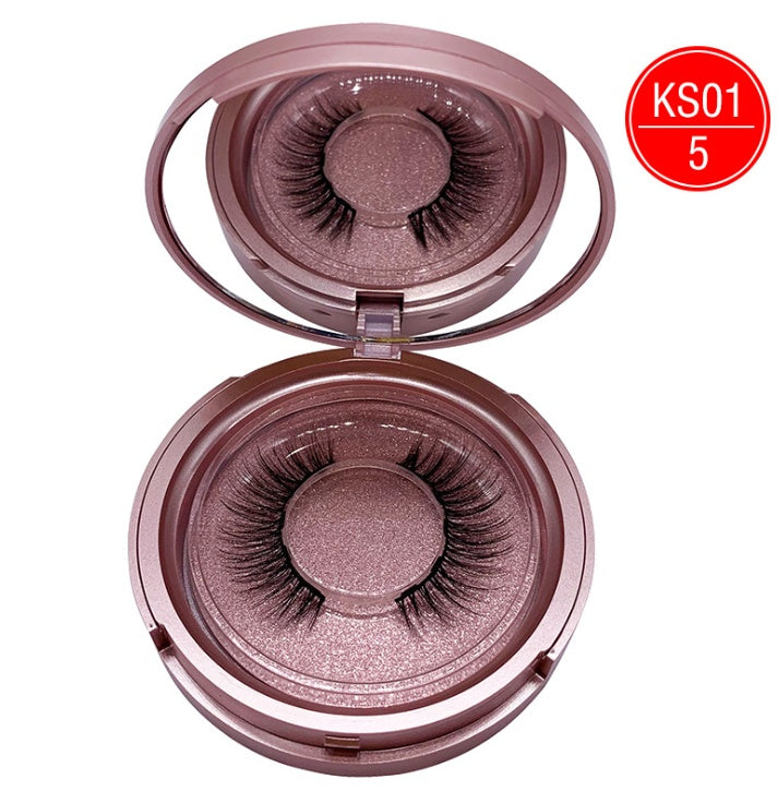 Open compact case with false eyelashes and a red label with 'KS01 5' on a white background